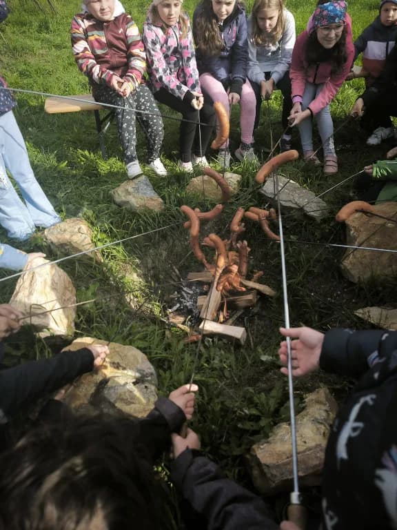 Opékání na školní zahrádce – fotografie 1
